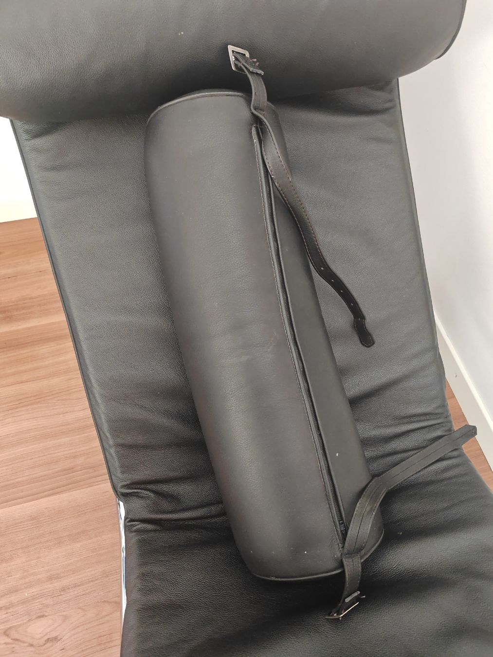 Le Corbusier Sedie a sdraio: Chaise lounge black leather metal frame good condition – Nuovo (secondo la descrizione) da Schindellegi venduto da Deladelsen 1