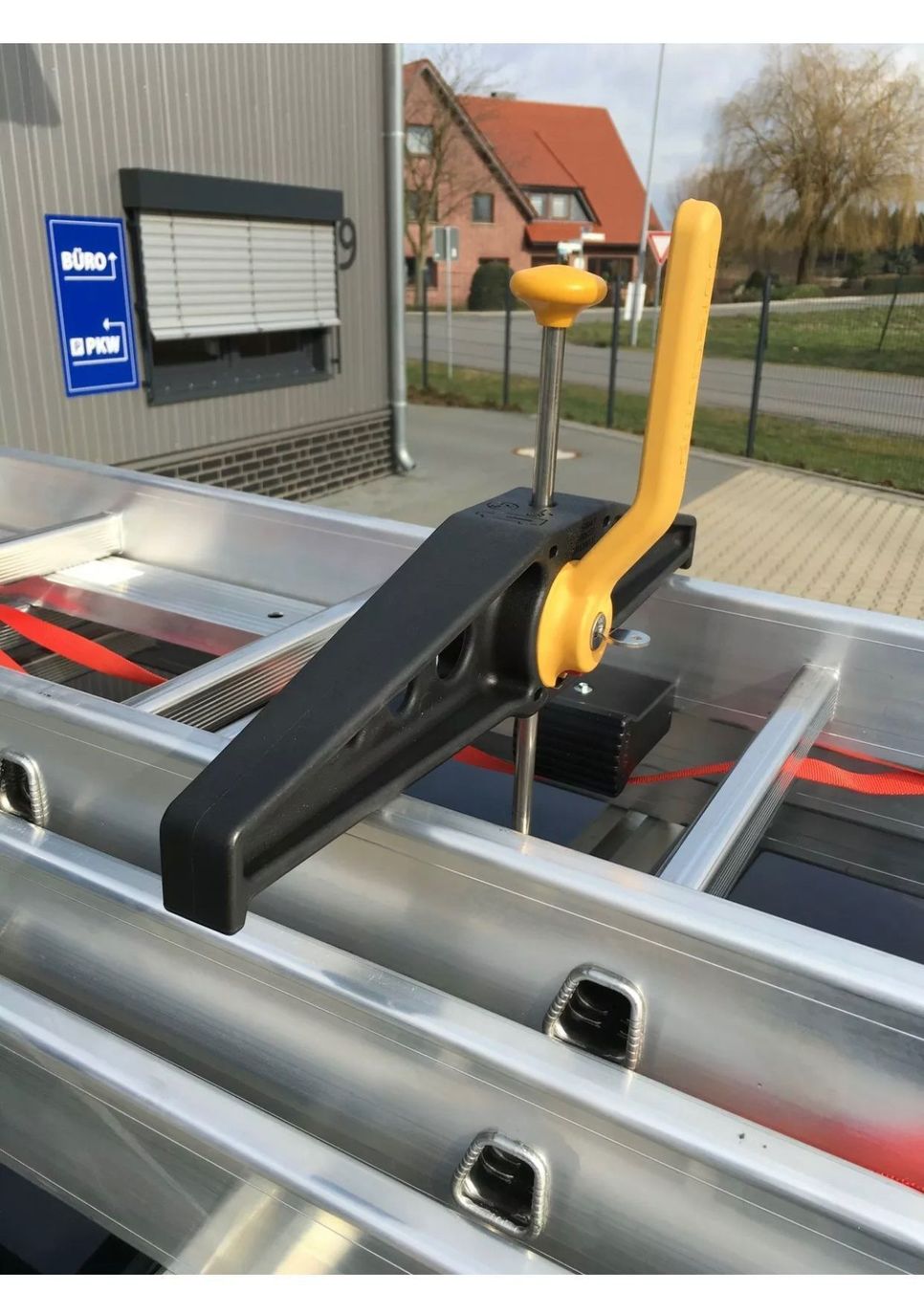 Scale: +Safe Clamp Auto Leiterhalter für DACH – Nuovo e nell'imballaggio originale da Amriswil venduto da JaJa-Express 6