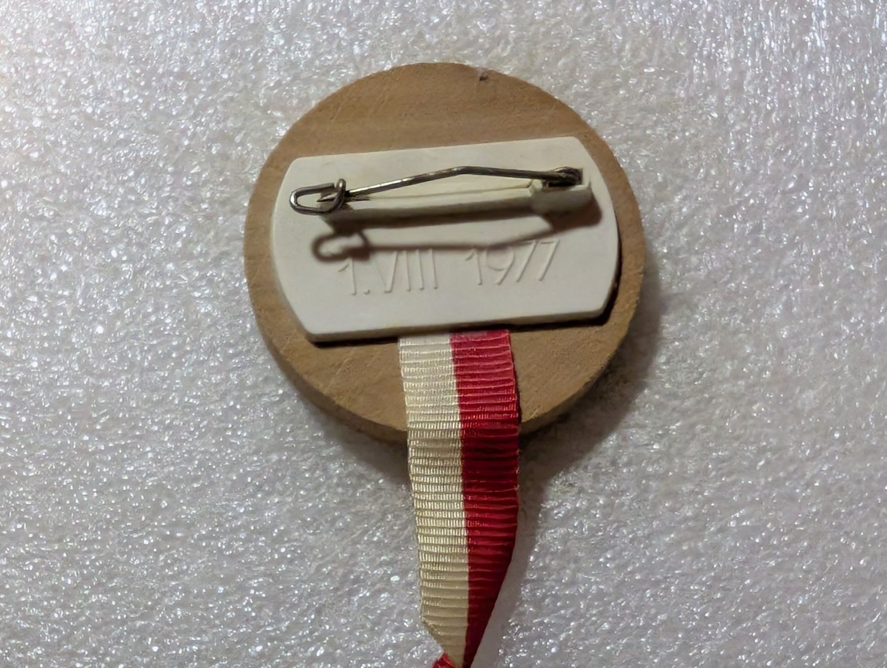 Placchette & Badge: Ansteckpin aus Holz 178: Schweiz – Usato da Oppligen venduto da Pin-Fall-Shop 1
