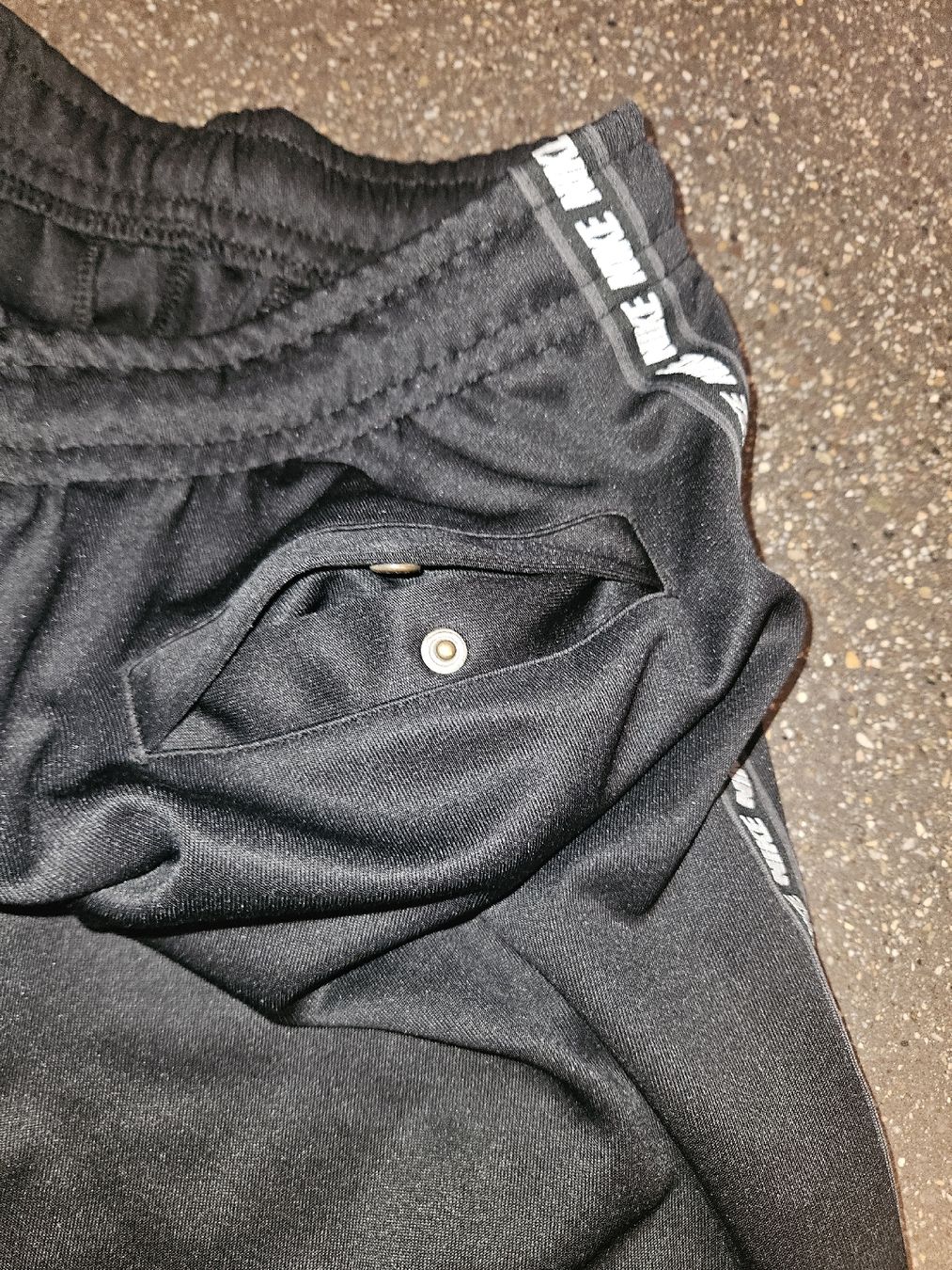 Nike Pantaloni: Nike Sporthose schwarz Grösse M  – Nuovo (secondo la descrizione) da Anwil venduto da tamoos 3