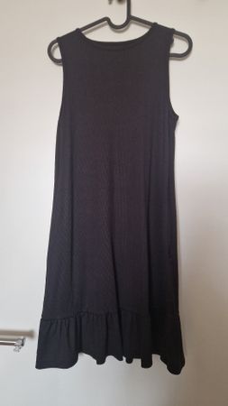 schwarzes Kleid
