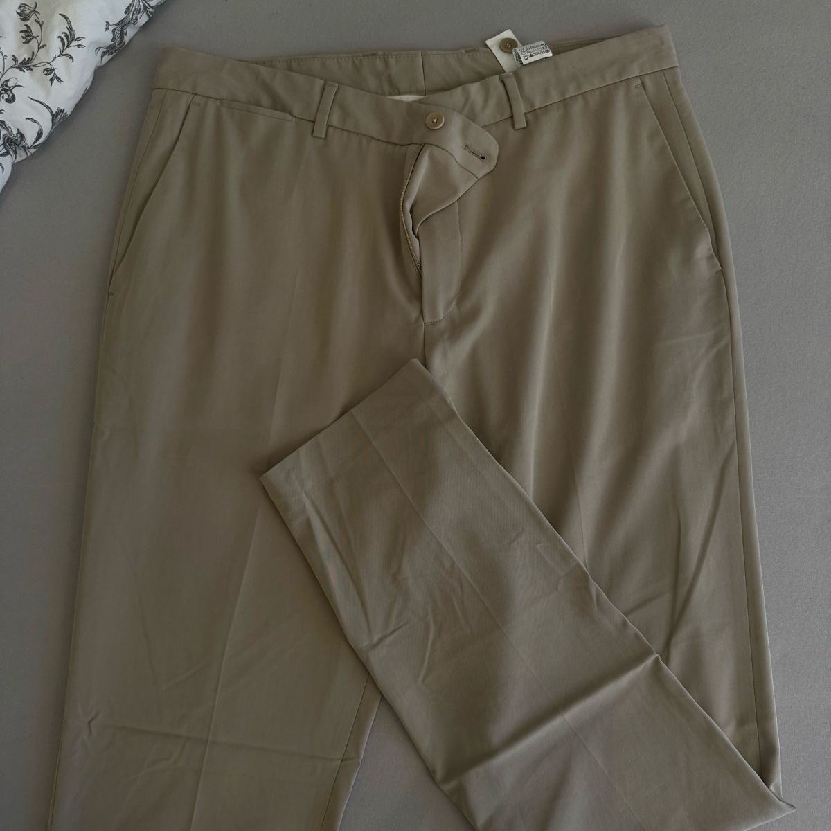 Zara Pantaloni: Elegante Hosen Beige Grösse 42 – Usato da Hinwil venduto da norisenya