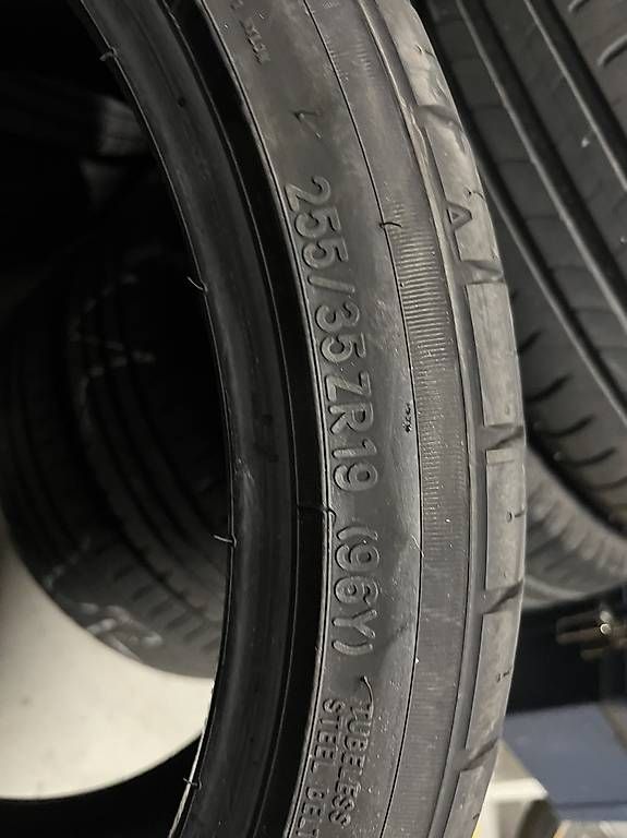 Altro in Scrittura & Disegno: Toyo 255 35 R19 – Usato da Hinwil venduto da Superman117