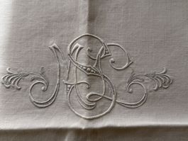 Alter Paradekissenbezug, Handarbeit, Monogramm.