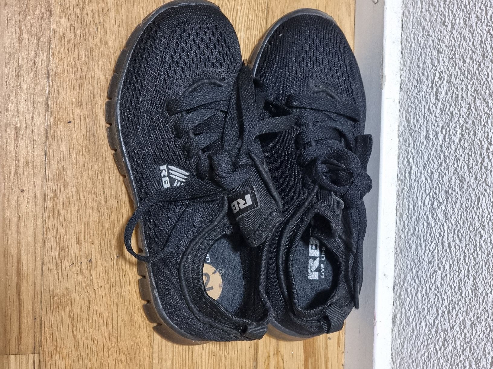 Schuhe für Jungen: Stylische schwarze Sneaker, Grösse EU 30 – Neu (gemäss Beschreibung) aus Stallikon von tim079 4