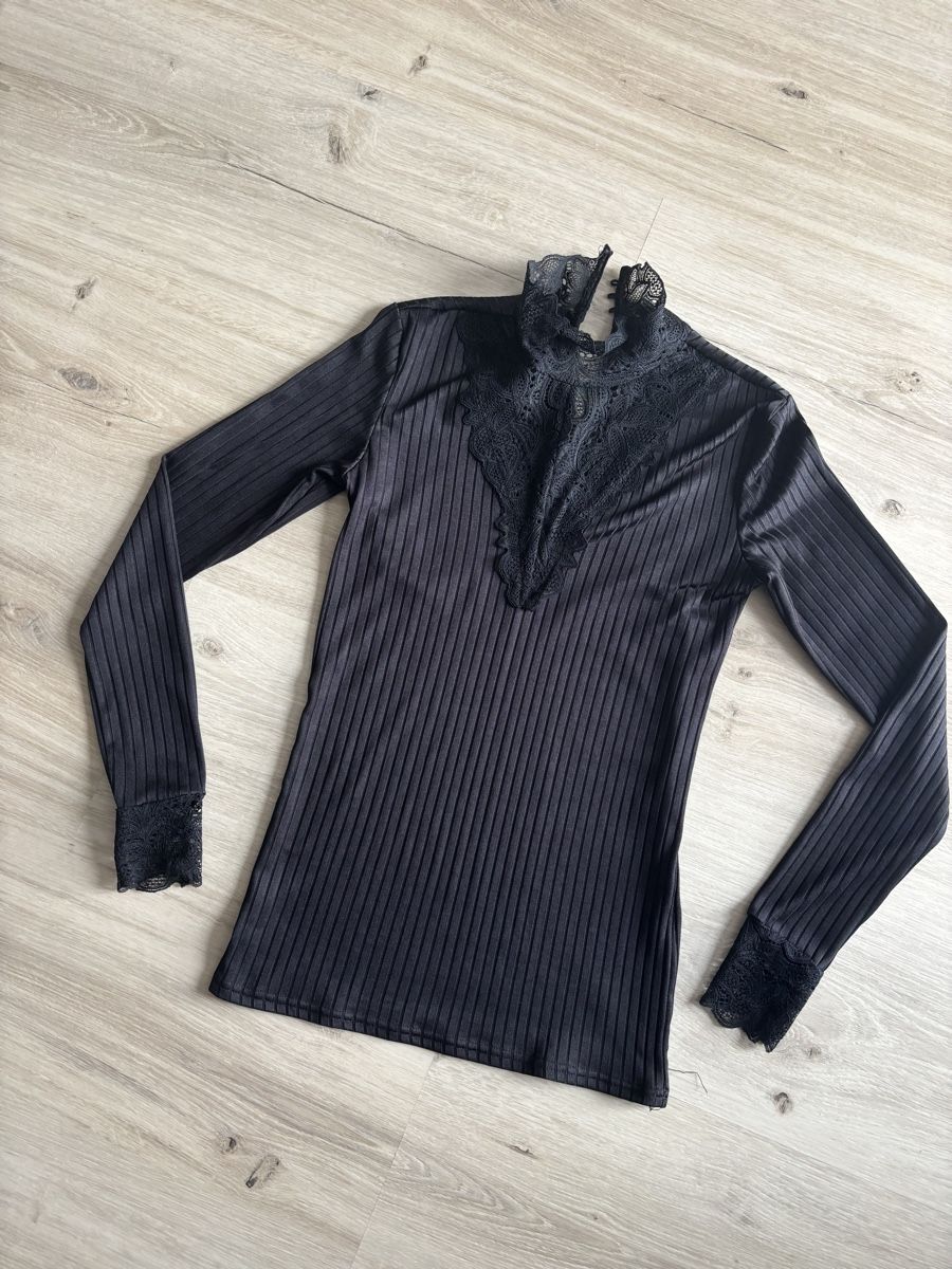 Top: Schickes schwarzes Oberteil mit Spitze – Usato da Walterswil SO venduto da simone111