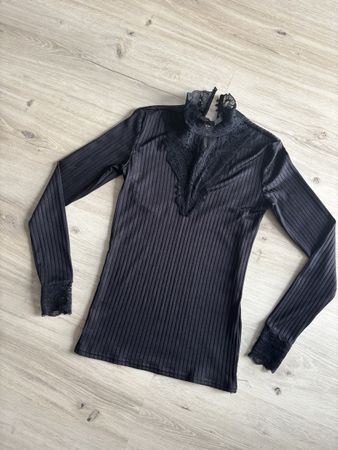 Schickes schwarzes Oberteil mit Spitze