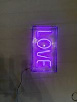 Lampe néon LOVE violette, décor moderne, ambiance chaleureus
