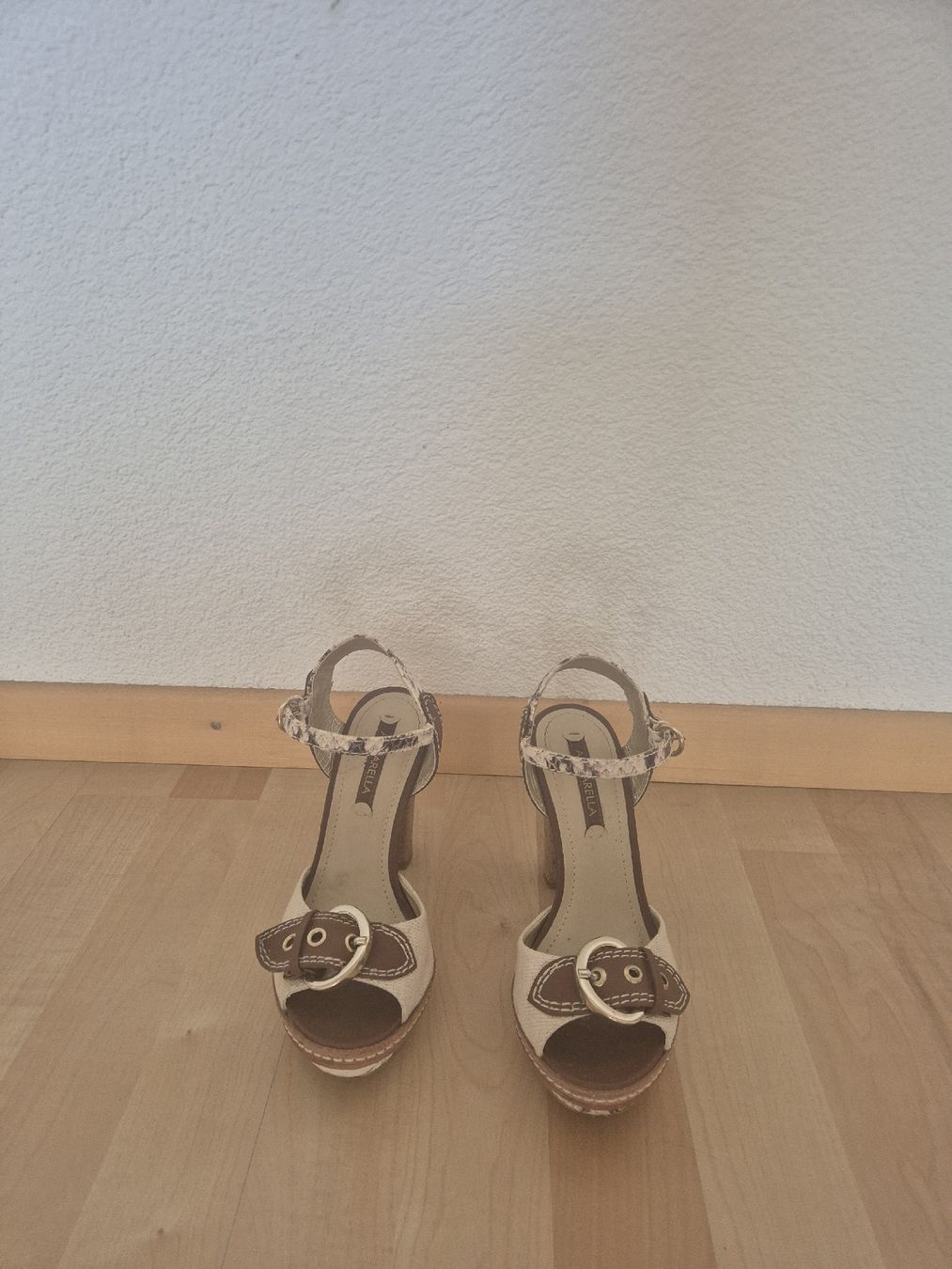 Scarpe da donna: Sandalen mit Absatz, Schlangenmuster, Grösse 35 – Nuovo (secondo la descrizione) da Zürich venduto da Sami78