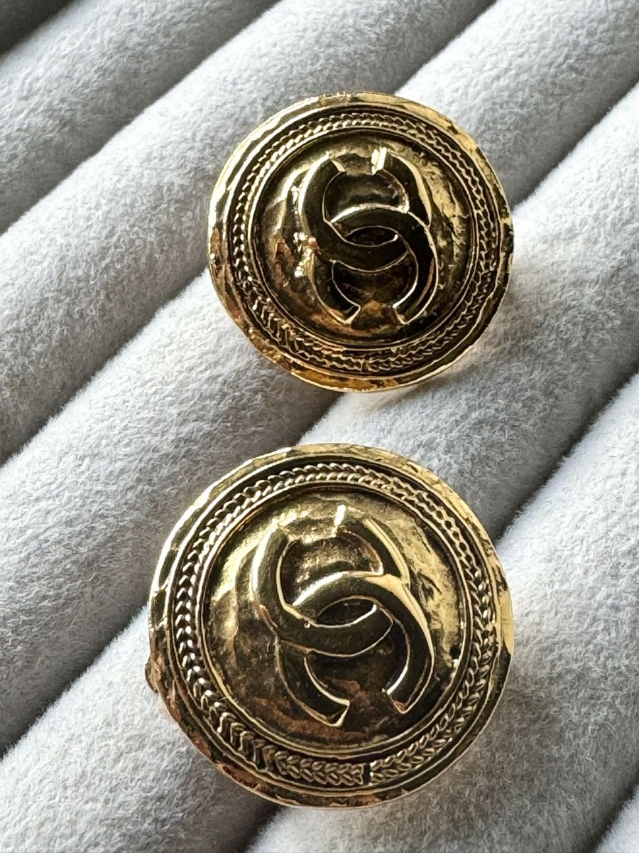 Chanel Ohrringe & -stecker: Chanel Gold CC Ohrclips Vintage – Gebraucht aus Kriens von hannaandkiko 8