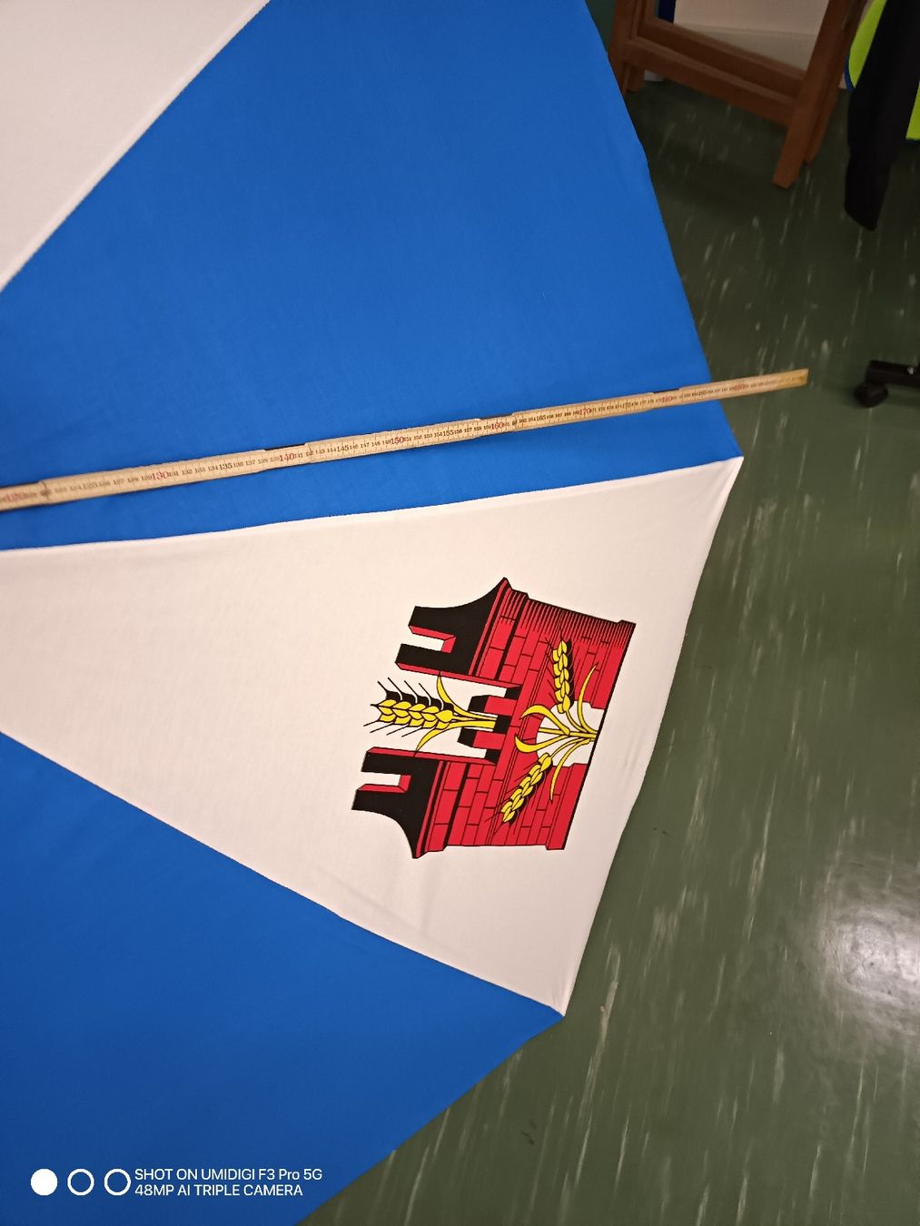 Feldschlösschen Ombrelloni: Sonnenschirm mit Wappen Feldschlösschen  – Nuovo (secondo la descrizione) da Aarwangen venduto da to-hirschi 1