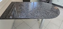 Küchentisch halbrund, aus Granit Labrador blue pearl. Dicke 