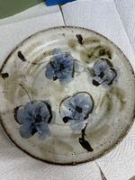 Assiette murale artisanale en céramique décor fleurs bleues