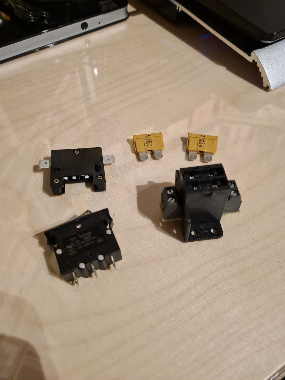 Accessori per altri veicoli: Autosicherungshalter 2er-Element + 2x 5A – Nuovo (secondo la descrizione) da Gommiswald venduto da Bullhead 1