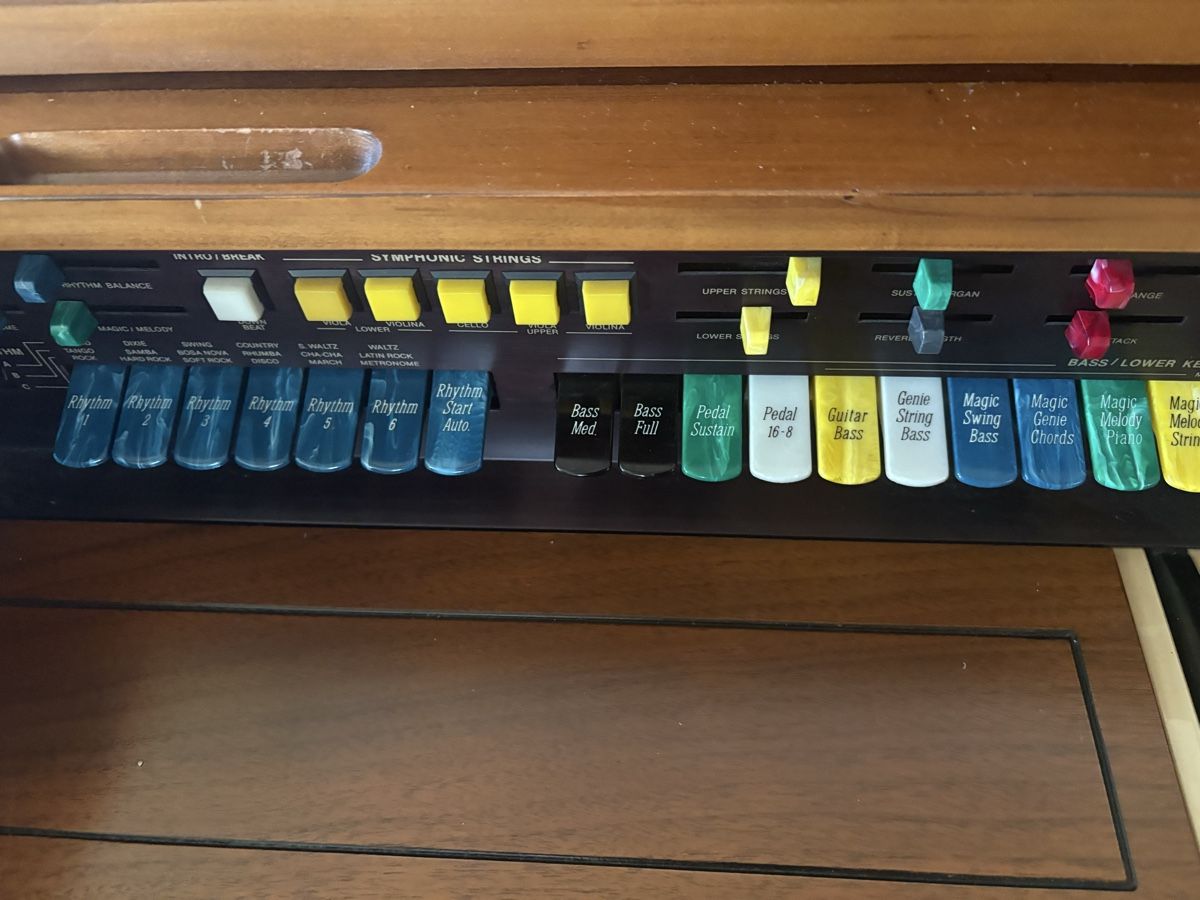 Musikinstrumente: Lowrey Orgel Holzgehäuse – Gebraucht aus Frieswil von tentimesbigger 1