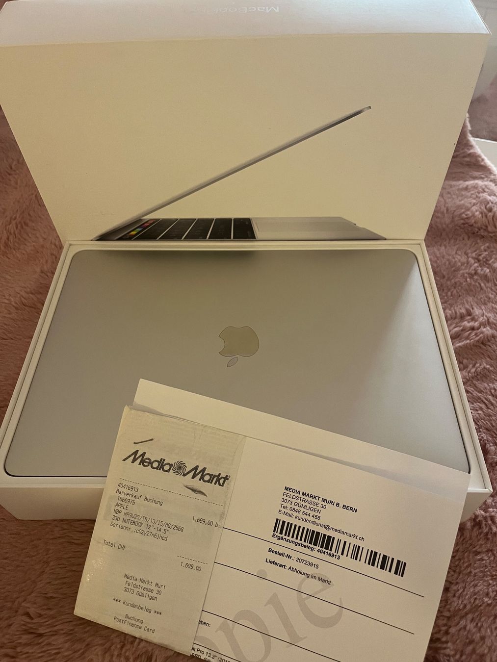 Apple Notebook: Apple MacBook Pro Mid 2018 Touch Bar 13" 256 GB Silber – Usato da Wohlen AG venduto da Sander.D 3