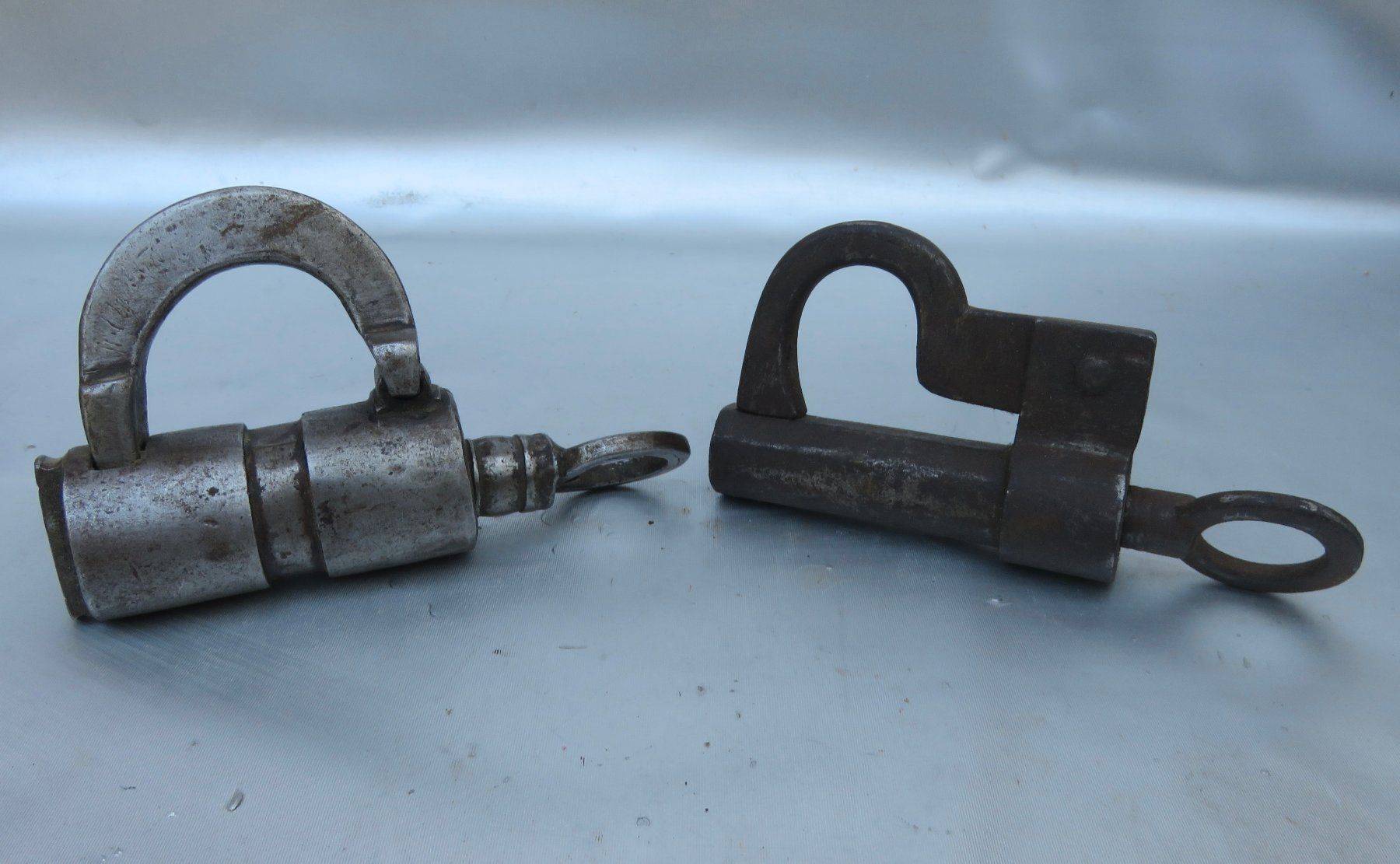 Cadenas: 2 ANTIKE VORHÄNGESCHLÖSSER – D'occasion à BERN par erassmusvonrotterdam