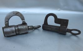 2 ANTIKE VORHÄNGESCHLÖSSER