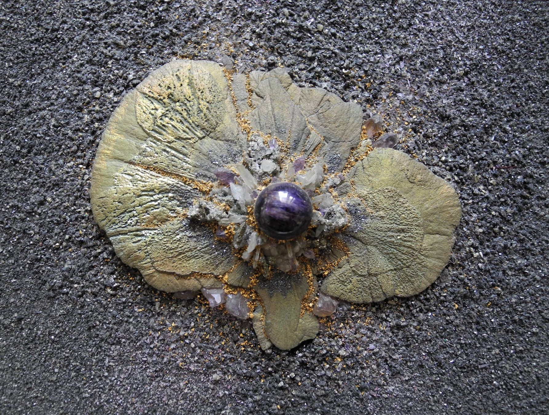 Foto & Immagini: Exquisite Assemblage aus Gold Mineralien Edelsteinen – Usato da Schlossrued venduto da RareKunstWelt 3