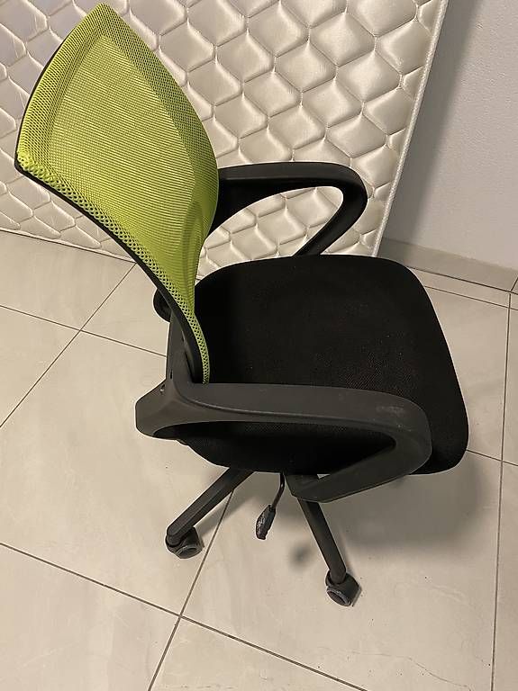 Poltrone: Büro Sessel und Tisch – Usato da Krauchthal venduto da ann_k58v