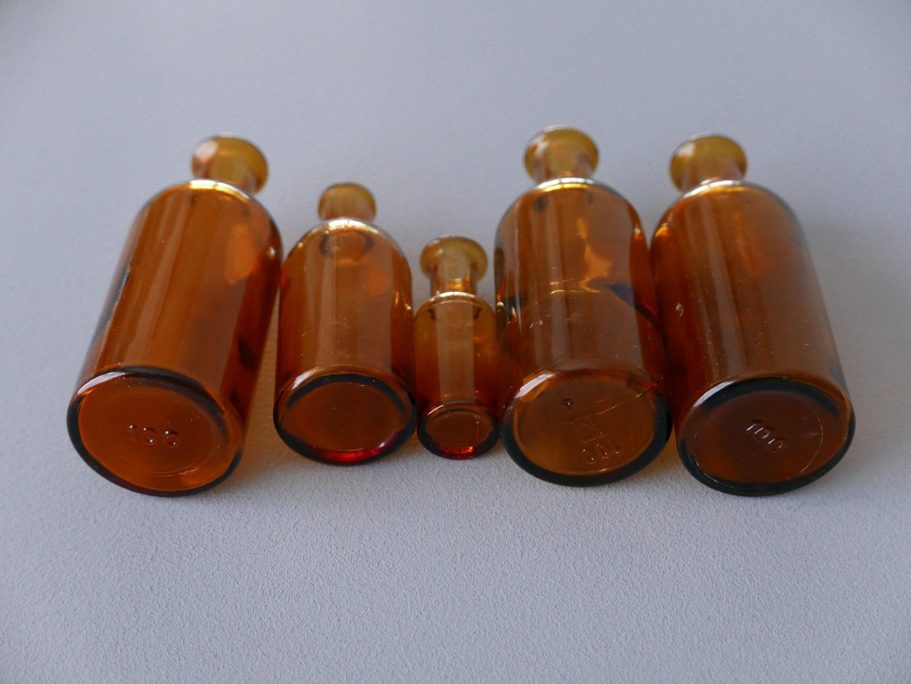 Laborzubehör: SAMMLUNG ANTIKE APOTHEKER GLAS-FLÄSCHCHEN – Gebraucht aus Balgach von Zwischenraum 7