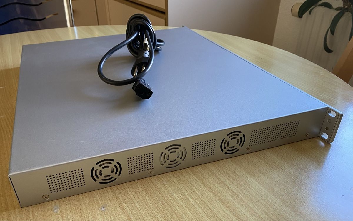 Ubiquiti Hub & Switch: Ubiquiti UniFi switch POE 48 ports – Usato da Genolier venduto da Sebwirz 1