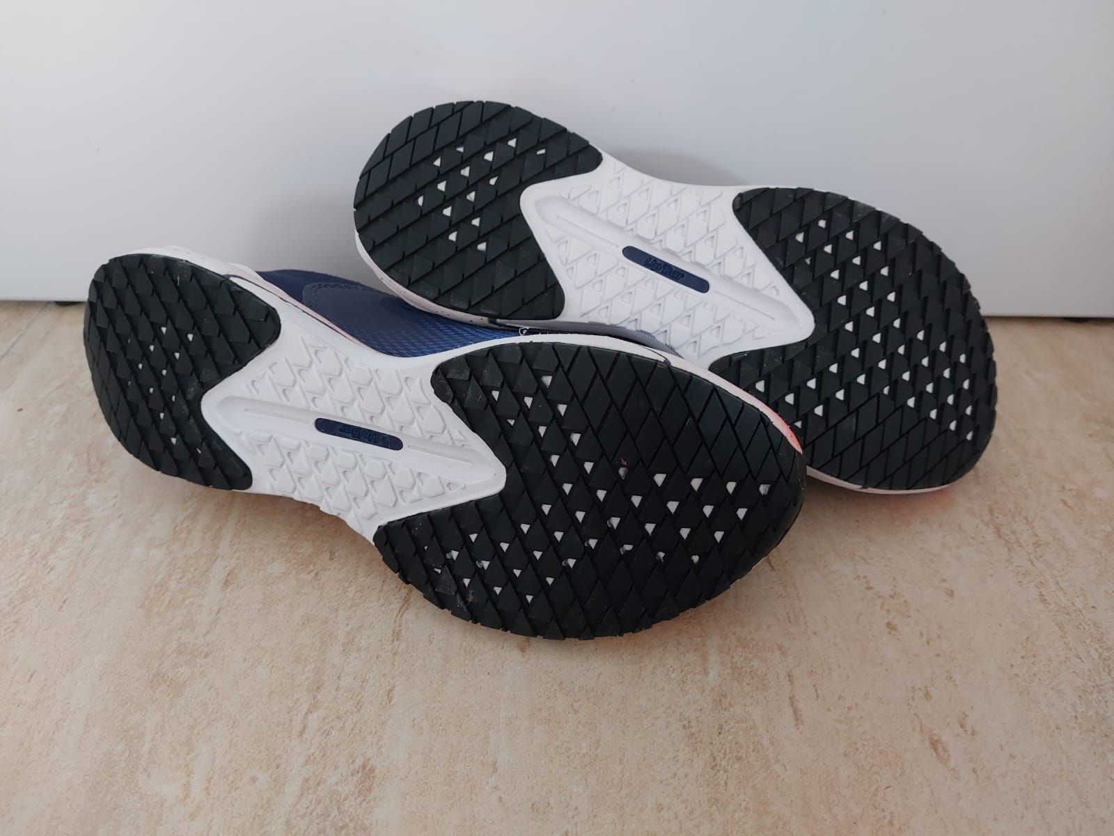 Decathlon Scarpe da donna: Chaussures de course pour femmes, pointure 36 – Usato da Mont-sur-Lausanne venduto da ane_pgq6 3