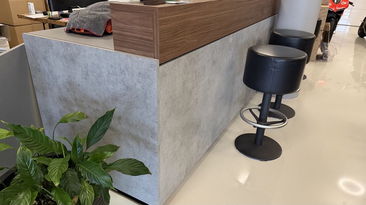 Allestimento di negozi e stand fieristici: Empfang Vintrine Theke mit 3 Stühle – Usato da Winterthur venduto da ric_6jyz 4