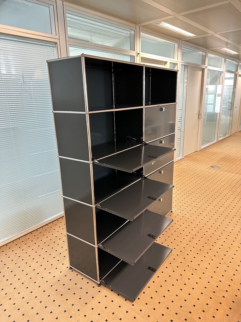 USM Scaffali: USM Highboard 2x5 Anthrazitgrau, Top Zustand – Usato da Grenchen venduto da Design-Outlet 3