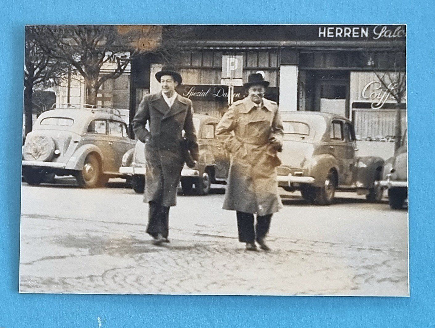 Cartoline postali: Aarau - Parkplatz mit Oldtimern - Coiffeur – Usato da Rothrist venduto da RROENK