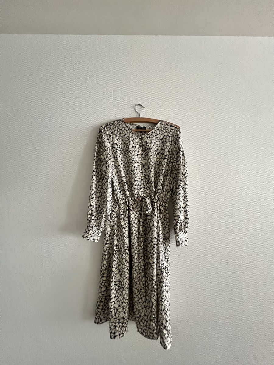 Kleider: A.P. C. Kleid mit Blumenmuster, Grösse 38 – Gebraucht aus Basel von fra_np7m