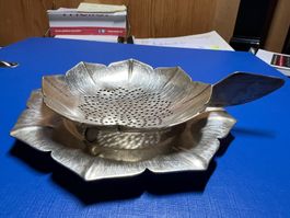 Teesieb mit Tropfschale, versilbert von Sola Switzerland