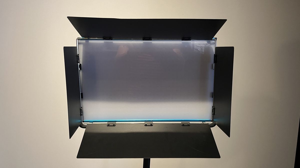 Lampen: Dracast Cineray BI color LED V-Mount – Gebraucht aus Luzern von tillgmuer