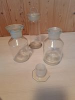   3 Apothekergläser mit Stopfen .