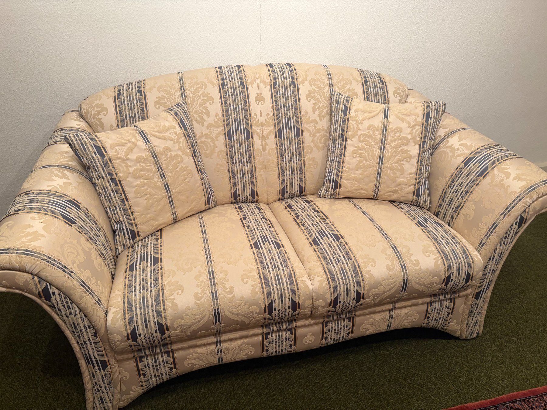 Divani: Sofa / 2-Sitzer mit Kissen – Usato da Klingnau venduto da hern01