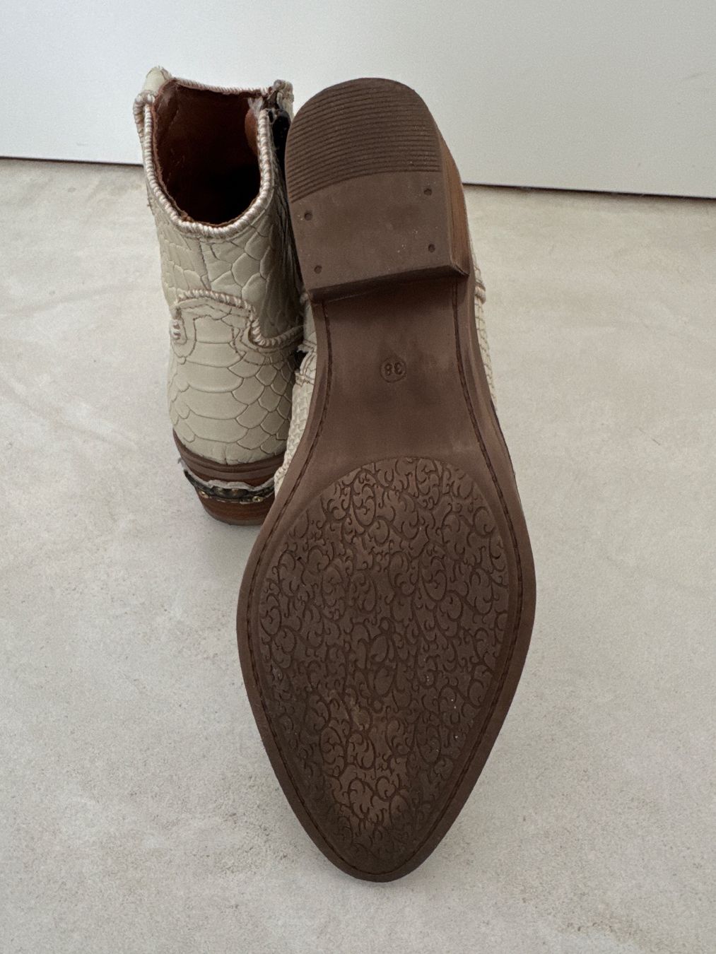 Damenschuhe: Belles bottines en cuir crème Nemonic – Gebraucht aus giffers von sev_c9x9 4