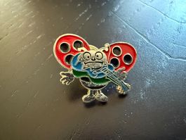 Süsser Marienkäfer Pin / Anstecker mit Gitarre