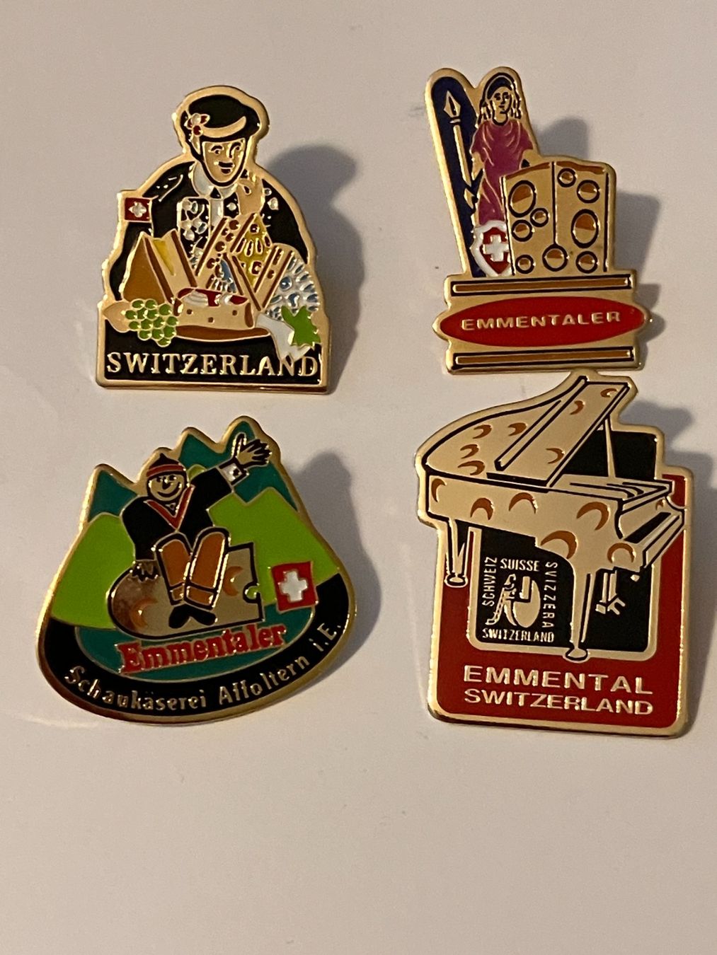 Placchette & Badge: 4 Pin Emmentaler Käse – Usato da Basel venduto da djwwpp