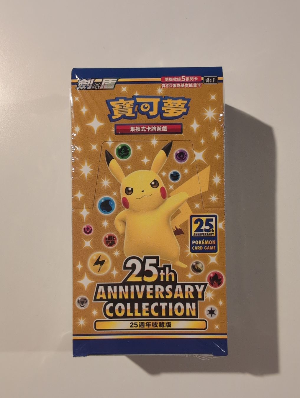 Pokémon Carte collezionabili: Pokemon 25th anniversary display chinesisch – Nuovo e nell'imballaggio originale da Meilen venduto da TheSampler
