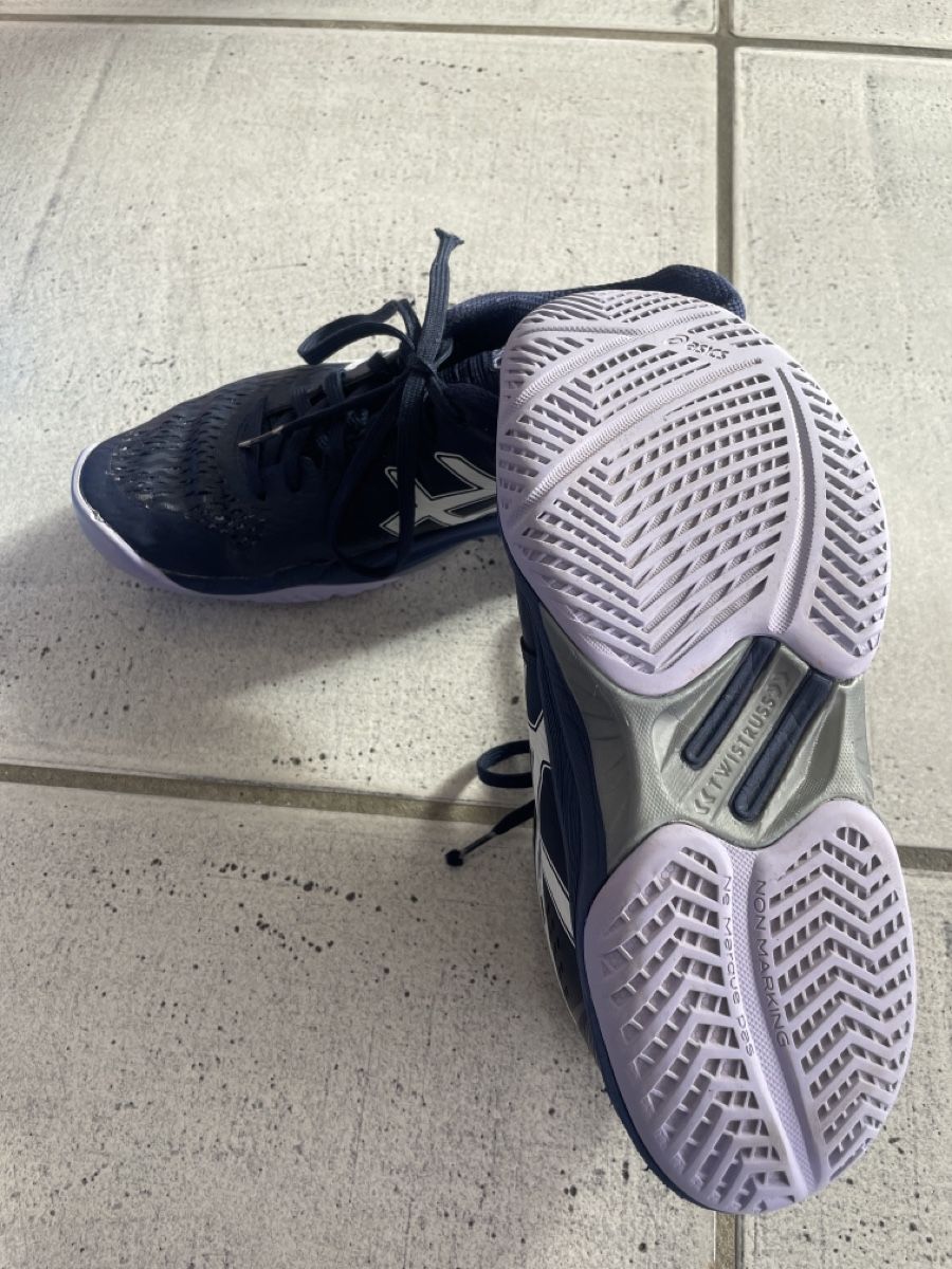 Asics Scarpe da uomo: asics Hallenturnschuh Grösse 37 – Usato da Langenthal venduto da littlegirls 1