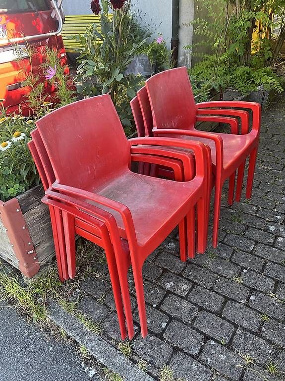 Chaises: 6 stapelbare Gartenstühle – D'occasion à Münchenbuchsee par 65Gere