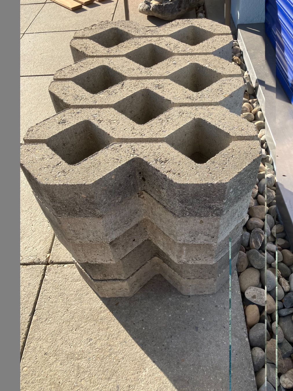 Steine & Dachziegeln: Rasengittersteine aus Beton – Gebraucht aus Tann von Urj 1