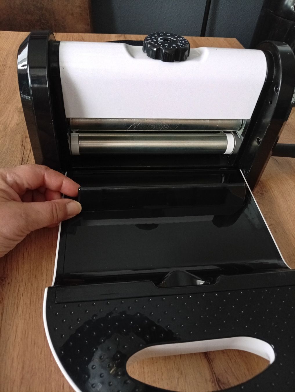 Tutte le macchine: Xcut Xpress A4 Embossing Machine /Stanzmaschine – Usato da Luzern venduto da GoSecond 3