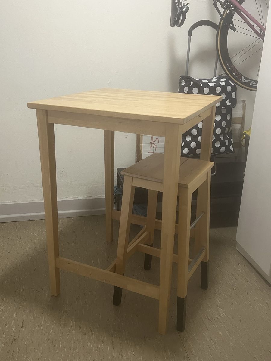 Ikea Tavoli: Bartisch mit zwei Barhockern – Usato da Zürich venduto da toj_j8th