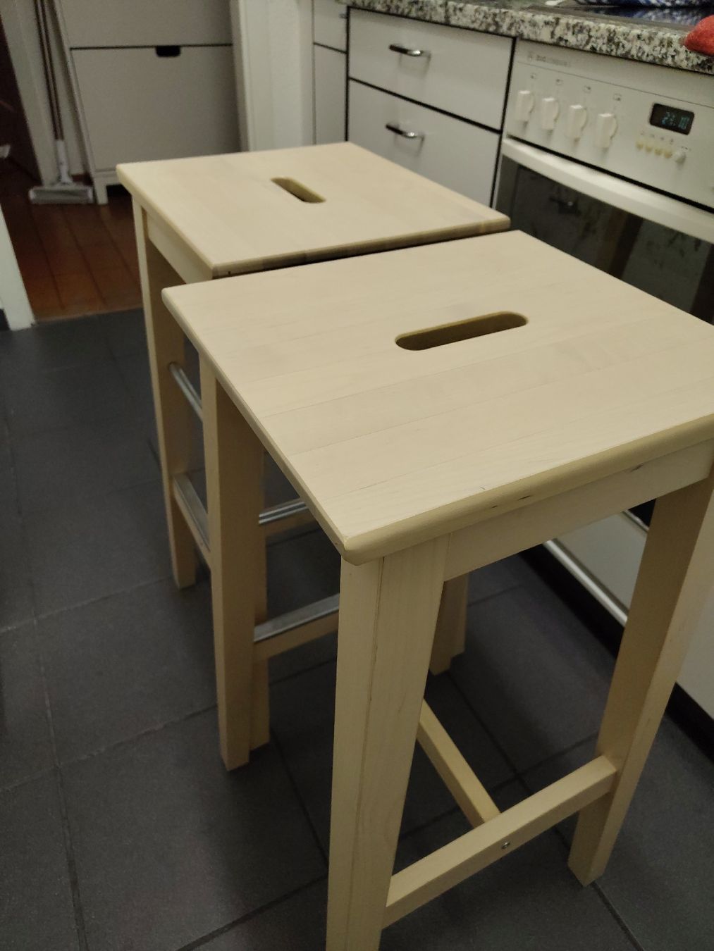 Ladenausstattungen & Messebau: Bar-Tisch und 2 Barhocker – Gebraucht aus Zürich von mar_f5d7 2