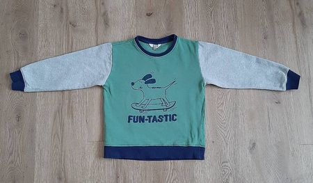 Schöner Pullover grün/grau mit Aufdruck von kids Gr. 122/128