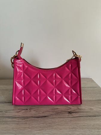 Pinke Lack Handtasche mit goldener Kette