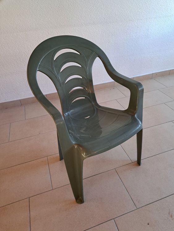 Preis für 35 grüne Plastikstühle Kaufen auf Ricardo