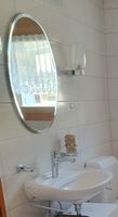 Lavabo mit Spiegel und Leuchten