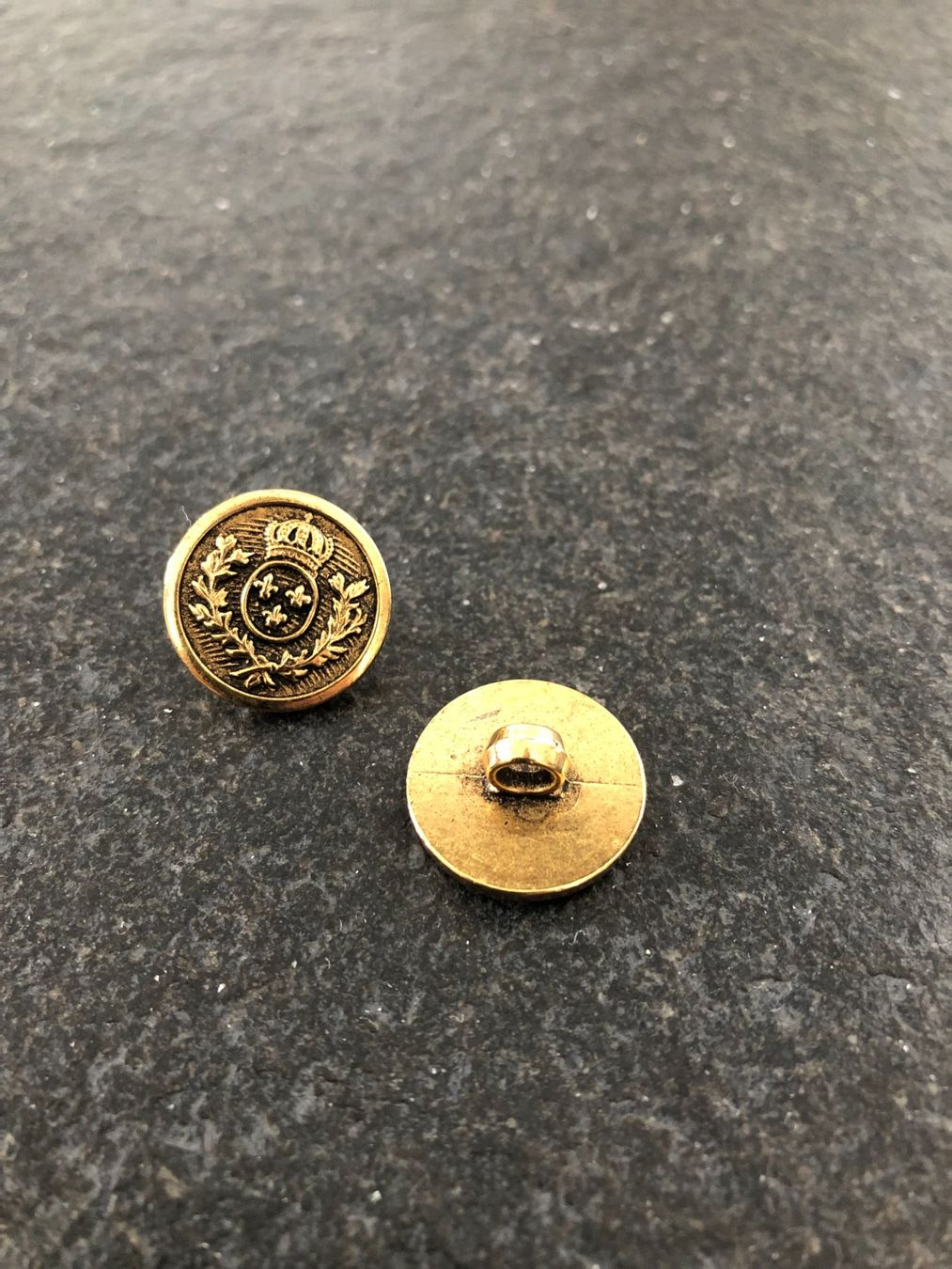 Boutons: 10 Goldenfarbige Knöpfe – D'occasion à Samstagern par TAAF 2